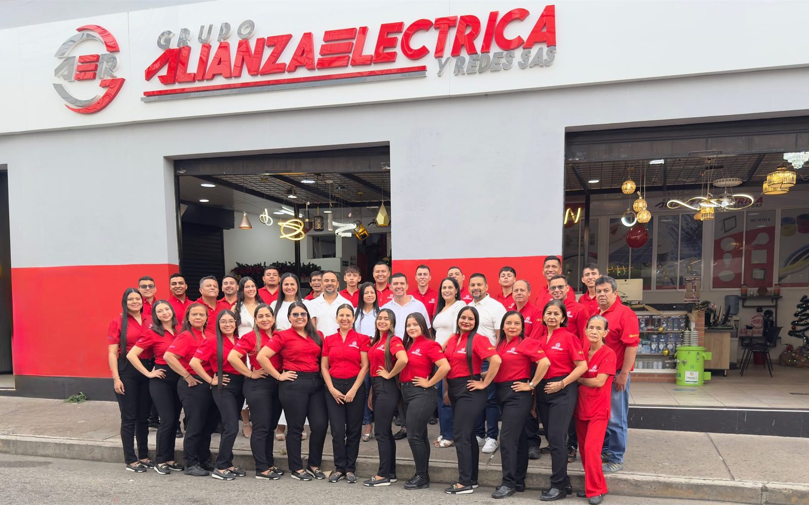 Equipo de trabajo de Grupo Alianza Eléctrica y Redes en su sede de Bucaramanga
